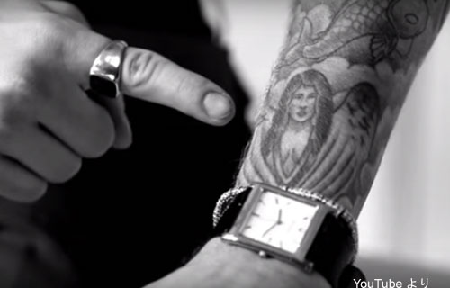 ベッカム長男、巨大タトゥーをさらに拡大！  婚約者からのラブレターを全文彫り込む