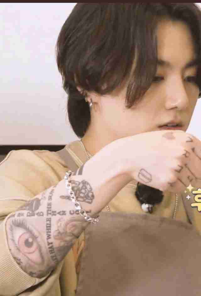 ベッカム長男、巨大タトゥーをさらに拡大！  婚約者からのラブレターを全文彫り込む