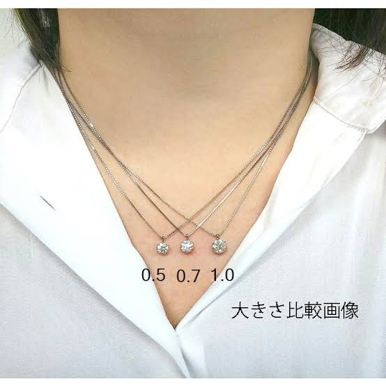 一粒ダイヤのピアスかネックレス
