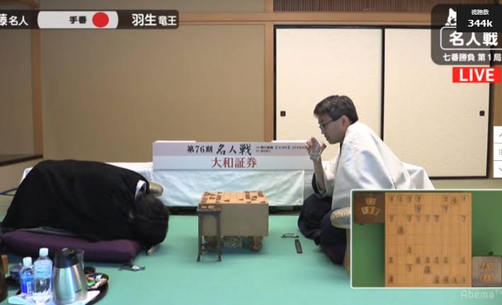 眠いの？考えてるの？藤井聡太王位・棋聖の「ぐでポーズ」にファンが注目 将棋界には有名な前例も