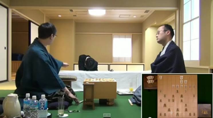 眠いの？考えてるの？藤井聡太王位・棋聖の「ぐでポーズ」にファンが注目 将棋界には有名な前例も