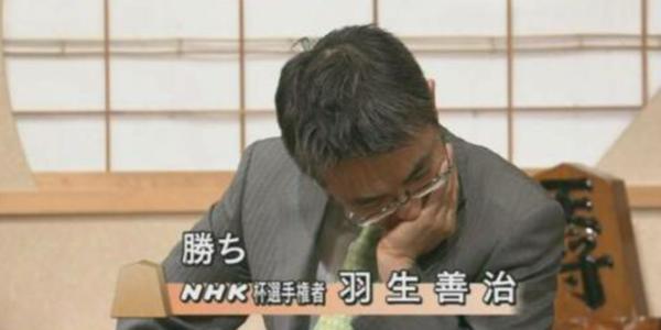 眠いの？考えてるの？藤井聡太王位・棋聖の「ぐでポーズ」にファンが注目 将棋界には有名な前例も