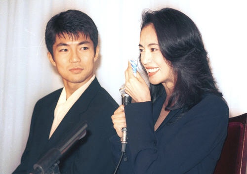 芸能人の結婚会見が見たい!