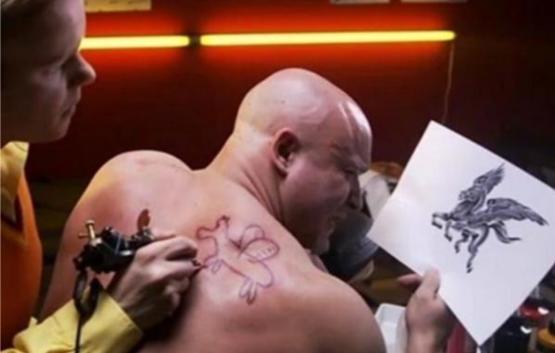 過去に不倫報道の今村怜央、妻・藤井萩花さんの顔のタトゥーを公開…１９年に入れたもの