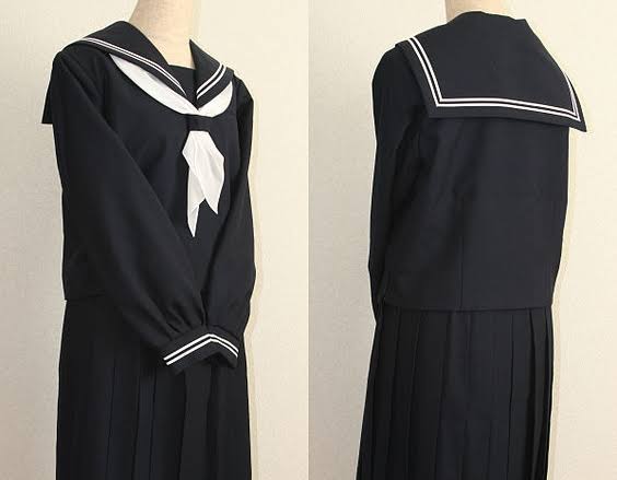 制服のスカートとズボン
