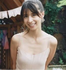 吉川ひなの、妊娠中のお腹チラリ 愛猫とのリラックスショット公開