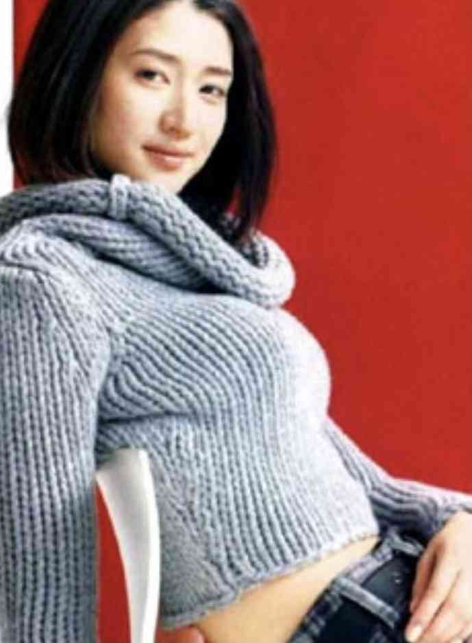 小雪、肩出しドレスで美肌を見せた最新ショット「時を越えて美しい」「色気が凄い」