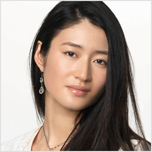 小雪、肩出しドレスで美肌を見せた最新ショット「時を越えて美しい」「色気が凄い」