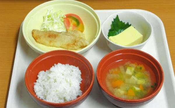 これぞ維新クオリティー！宿泊・自宅療養者へのお粗末配食に批判の声「病気の方に出す食事ではない」