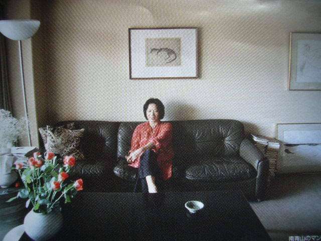 石田ゆり子、アンティーク食器棚が背景の笑顔ショットに賛辞の声「向田邦子さんの雰囲気」