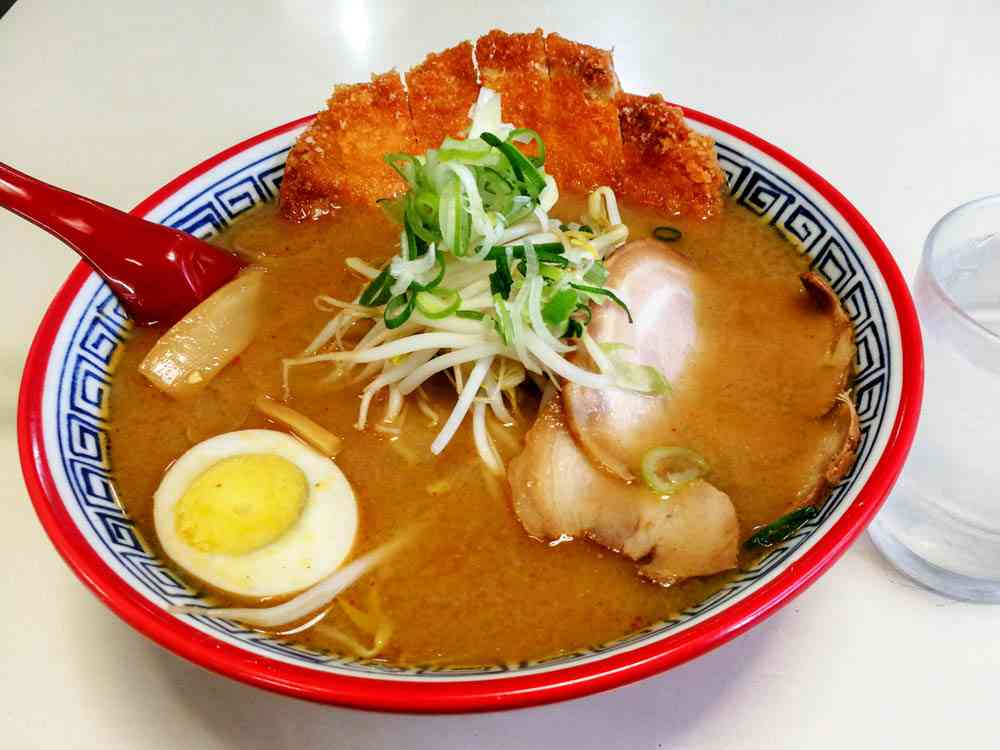 うどんの間違い？　モデルのベラ・ハディッド、愛する”カツみそラーメン”のレシピを紹介