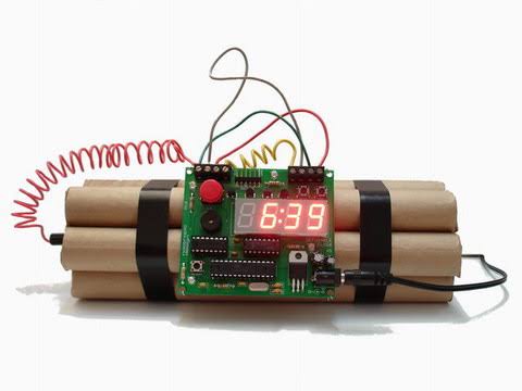 もし爆弾の赤か青のコード切る時今日の気分ならどっち切る？