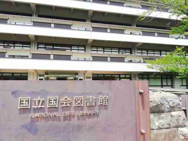 図書館の本が真っ青　開放的過ぎた？「本に申し訳ない」