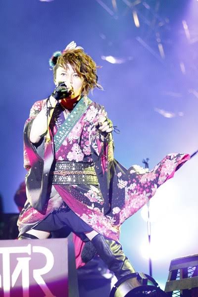 芸能人のライブの衣装画像を貼るトピ
