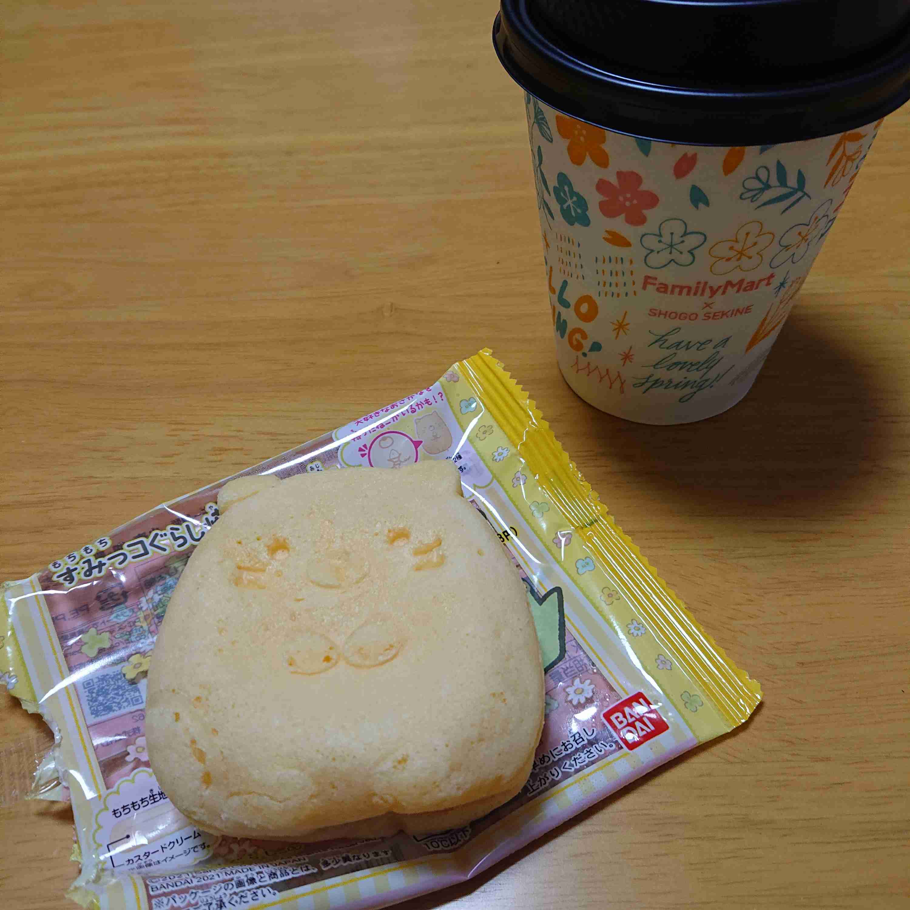 すみっコぐらしの「癒しスイーツ」がファミマに！新商品「もちもちすみっコぐらし焼き　カスタード味」