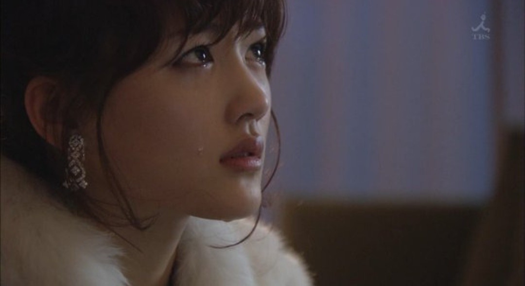 『天国と地獄』綾瀬はるかのドレスアップ姿に「美しすぎる」と反響