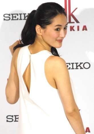 『天国と地獄』綾瀬はるかのドレスアップ姿に「美しすぎる」と反響