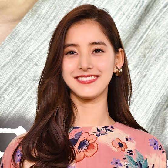 新木優子、モードレトロな髪型を披露!「オードリー・ヘップバーンみたい」「前髪が芸術的」の声