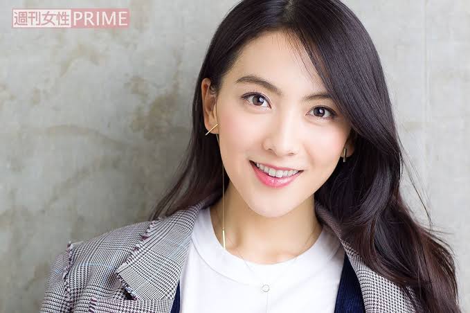 新木優子、モードレトロな髪型を披露!「オードリー・ヘップバーンみたい」「前髪が芸術的」の声