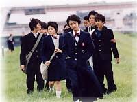 制服のスカートは寒くて困る　女子高校生が勇気を出してスラックスで登校したら