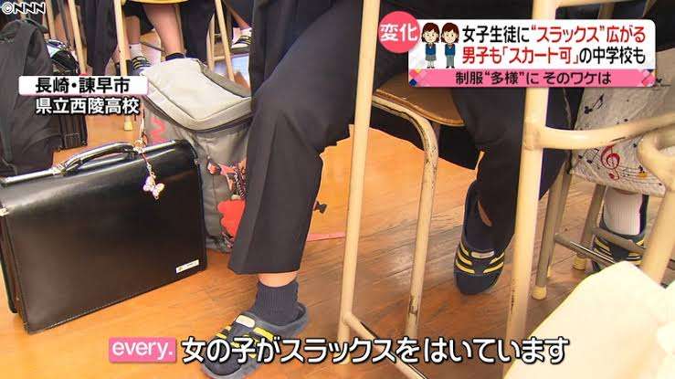 制服のスカートは寒くて困る　女子高校生が勇気を出してスラックスで登校したら