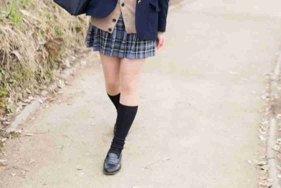 制服のスカートは寒くて困る　女子高校生が勇気を出してスラックスで登校したら