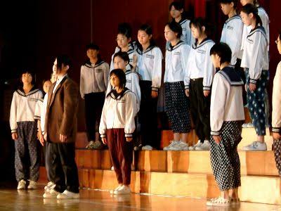 制服のスカートは寒くて困る　女子高校生が勇気を出してスラックスで登校したら