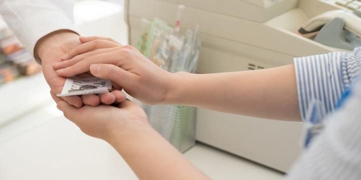 お釣りを渡されるとき、手を握られたことはありますか？