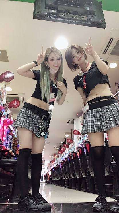 鈴木奈々、パチンコ店の制服スカート姿に「こんな店員がいたら」「マドンナ的存在」