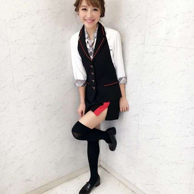 鈴木奈々、パチンコ店の制服スカート姿に「こんな店員がいたら」「マドンナ的存在」