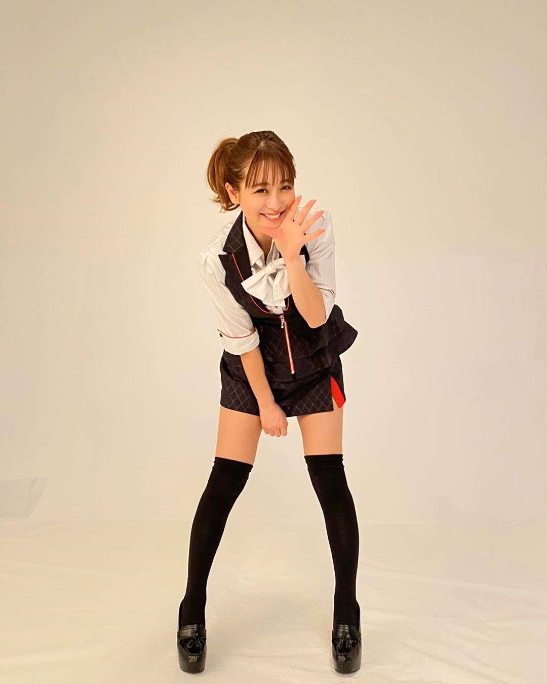 鈴木奈々、パチンコ店の制服スカート姿に「こんな店員がいたら」「マドンナ的存在」