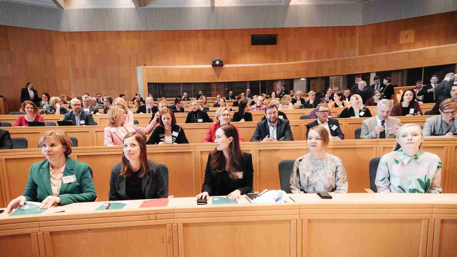 世界が呆れる…森喜朗「女性蔑視発言」に、各国大使館が「抗議の男女平等ツイート」を始めた…!