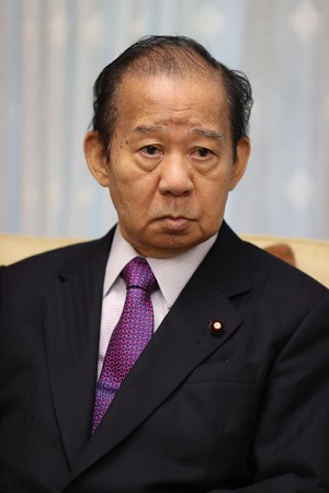 菅首相の長男　総務省幹部を違法接待【決定的瞬間をスクープ撮】