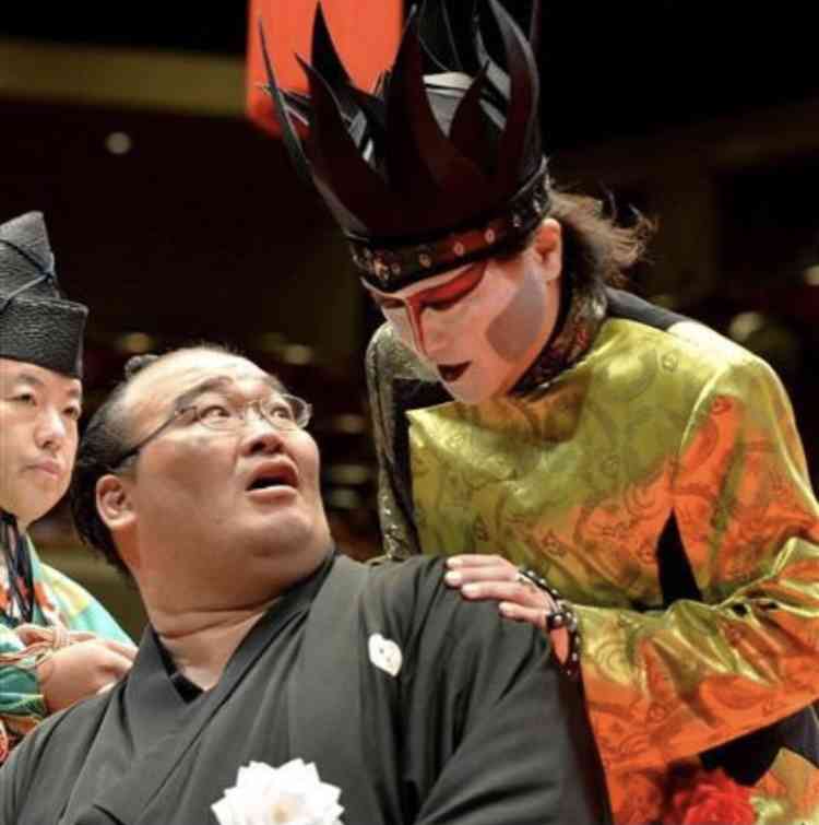 雑談コメントと内容に全く関係無い画像を貼ってカオスにするトピ
