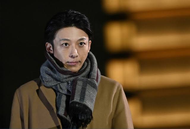 “中身は女性”役の高橋一生 カメラの外でも内股にほおプー