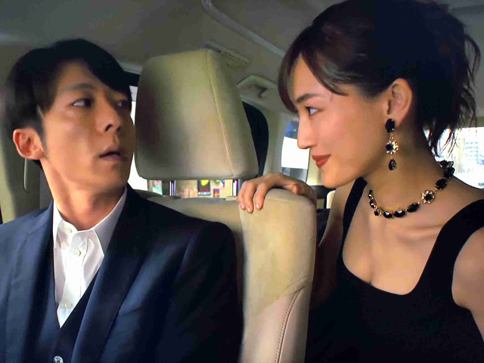 “中身は女性”役の高橋一生 カメラの外でも内股にほおプー