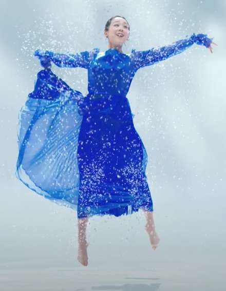 浅田真央さん「炭酸の泡」イメージのダンス披露