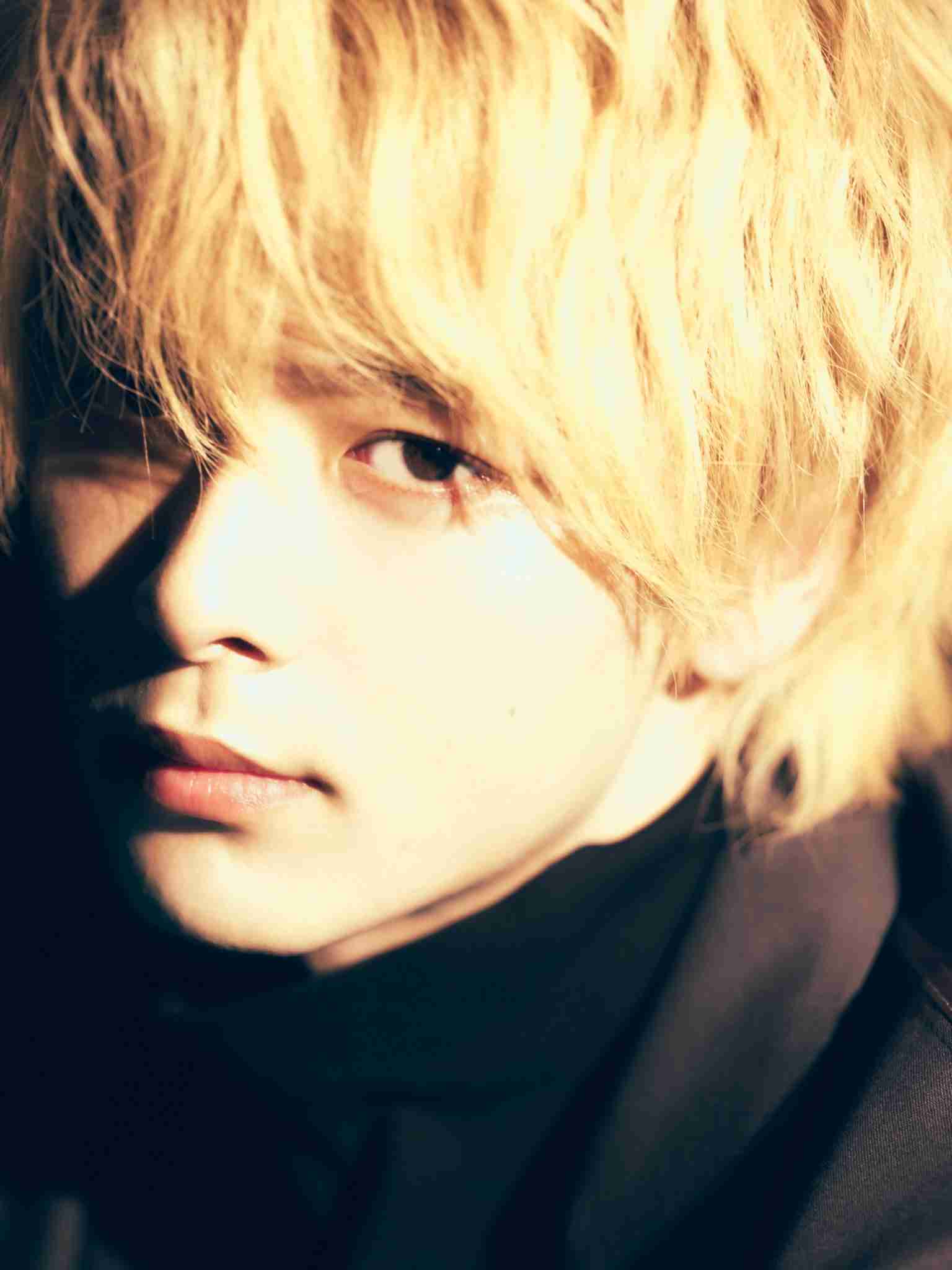 中村倫也が金髪に！　『珈琲いかがでしょう』衝撃ショット先行公開　放送は4.5スタート