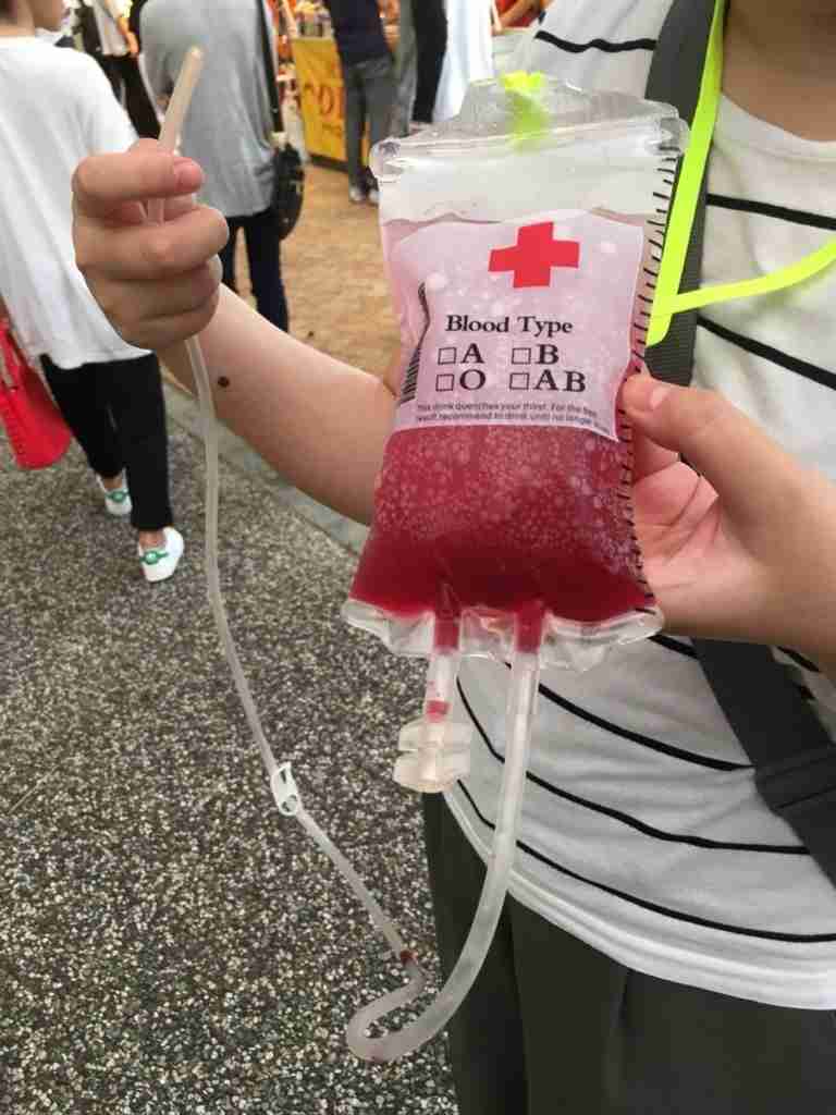「哺乳瓶でドリンクを飲む」ブームが中東の湾岸諸国で発生、政府は規制を実施