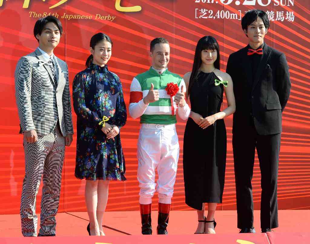 女優の舞台挨拶衣装を貼るトピPart4
