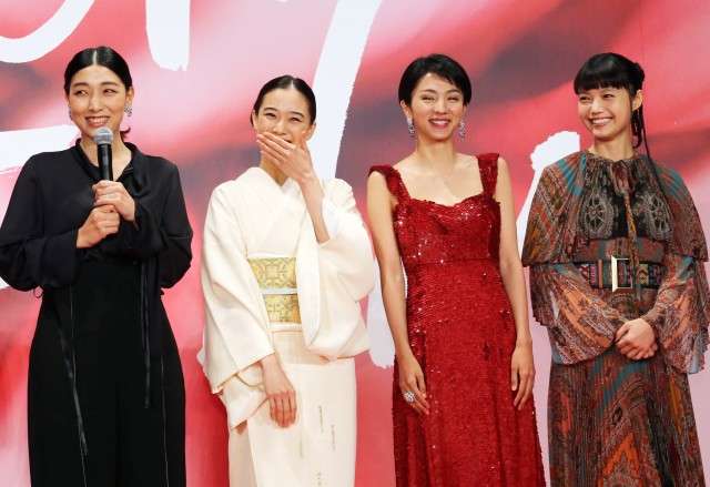 女優の舞台挨拶衣装を貼るトピPart4
