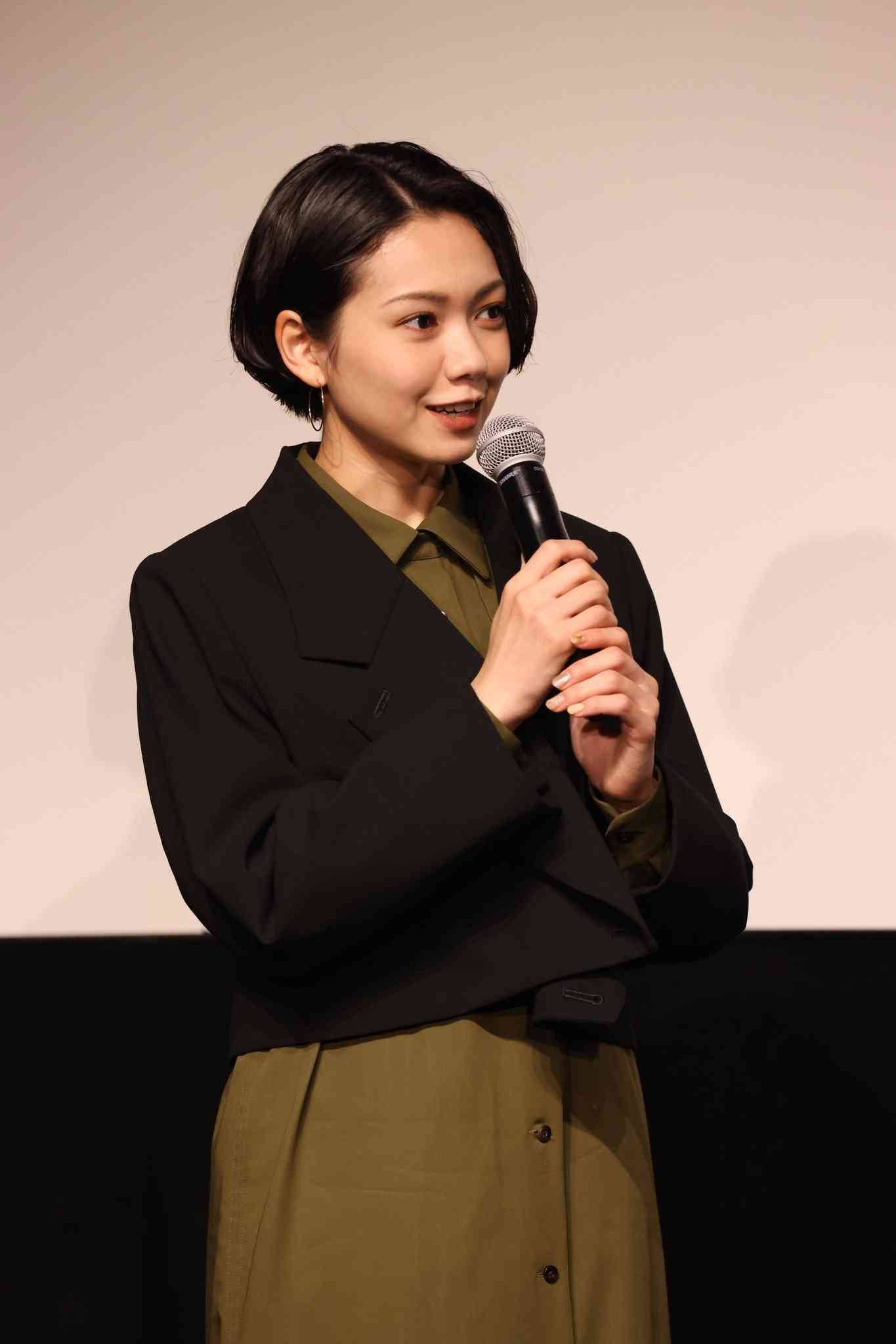 女優の舞台挨拶衣装を貼るトピPart4