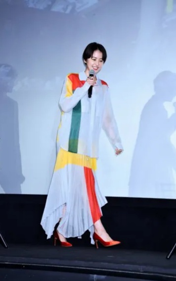 女優の舞台挨拶衣装を貼るトピPart4
