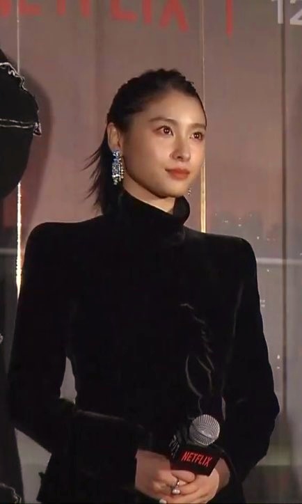 女優の舞台挨拶衣装を貼るトピPart4