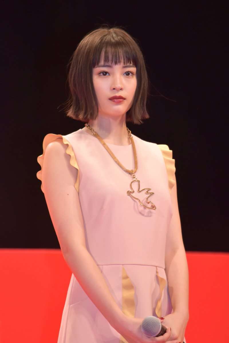 女優の舞台挨拶衣装を貼るトピPart4