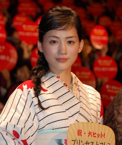 女優の舞台挨拶衣装を貼るトピPart4