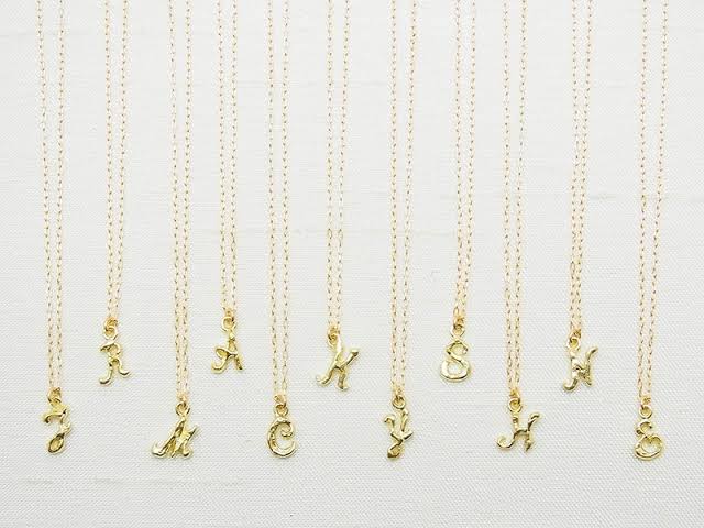 イニシャルネックレスってどうですか？
