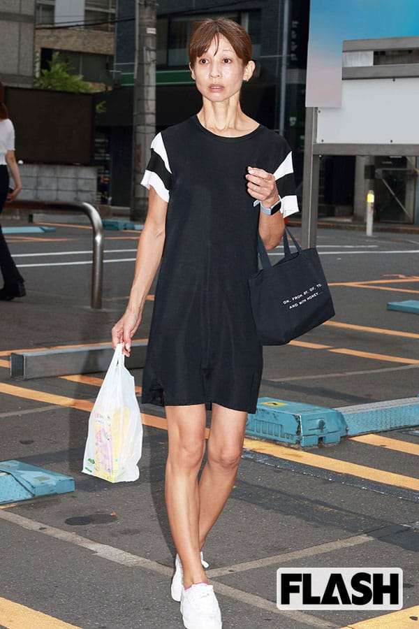 花田美恵子、ポニテ＆ミニスカ姿で幼い子の手を引く姿「ママにしか見えない」「ほそっ！」「永遠の姫」