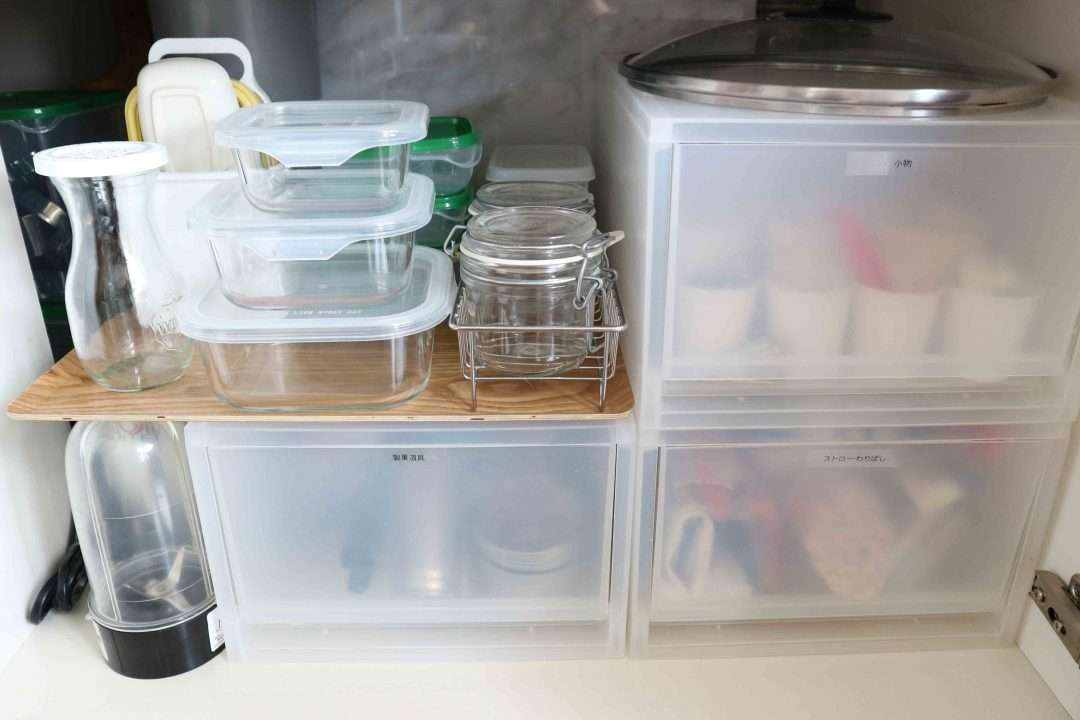 石田ゆり子、アンティーク食器棚が背景の笑顔ショットに賛辞の声「向田邦子さんの雰囲気」