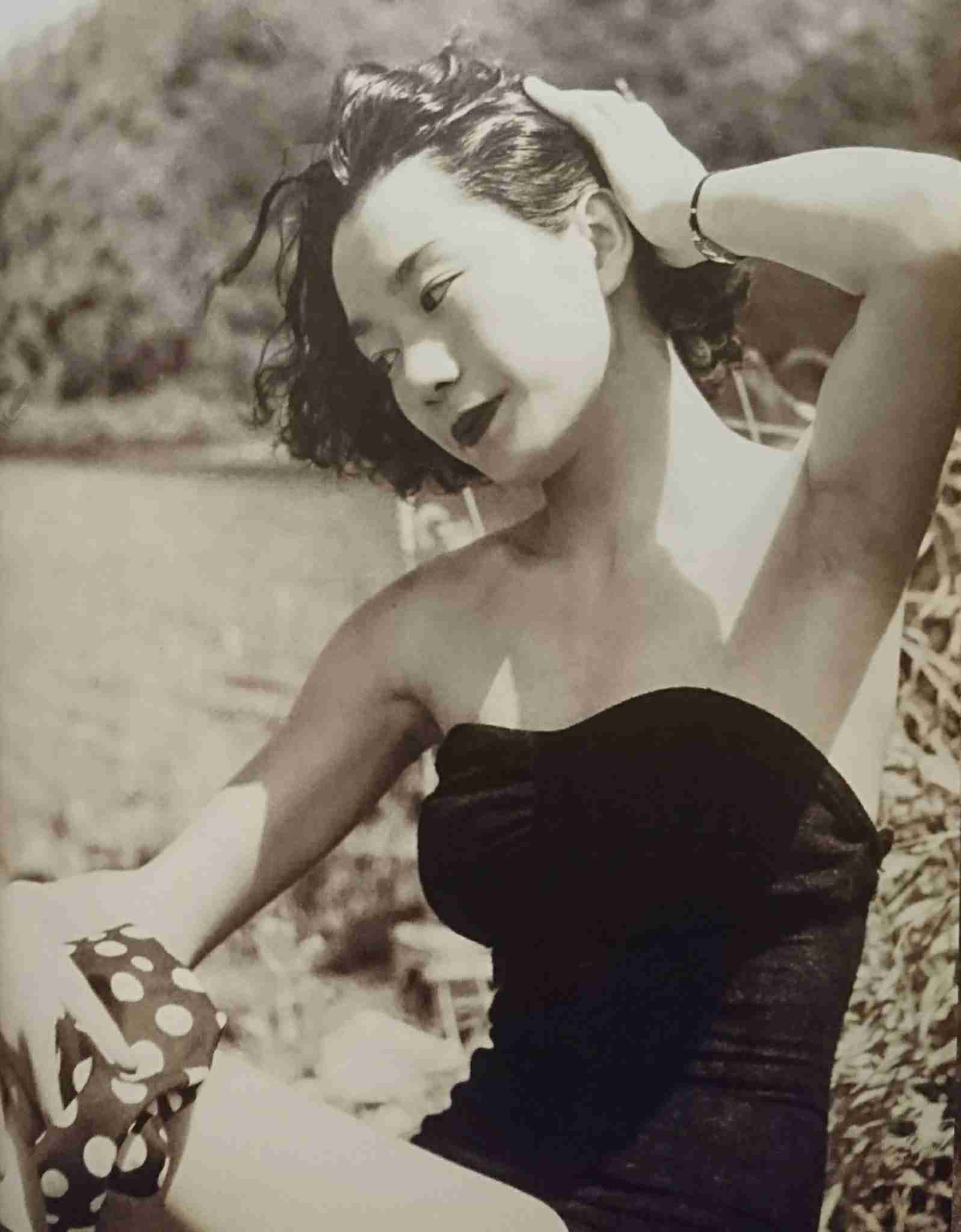 石田ゆり子、アンティーク食器棚が背景の笑顔ショットに賛辞の声「向田邦子さんの雰囲気」